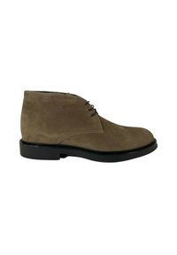 Stivali ankle in suede marrone con punta tonda, caratterizzati da una suola nera liscia e un laccio minimal, adatti per un abbigliamento casual.