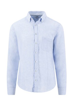 Hellblaues, langärmeliges Hemd mit Knöpfen, Button-Down-Kragen und Brusttasche, auf weißem Hintergrund dargestellt.