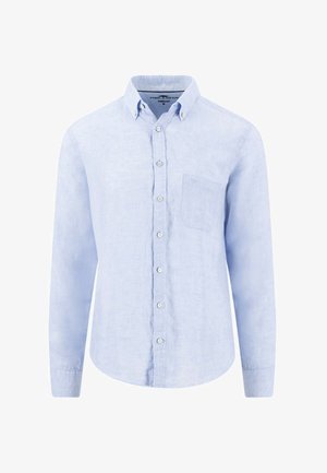 Hellblaues, langärmeliges Hemd mit Knöpfen, Button-Down-Kragen und Brusttasche, auf weißem Hintergrund dargestellt.