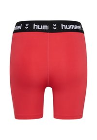 Czerwone szorty sportowe z czarnym pasem, ozdobione białym brandingiem "hummel". Gładki, dopasowany krój bez widocznych wzorów czy akcentów.