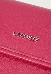 Lacoste FLAP CROSSOVER BAG - Rankinė - bigarreau