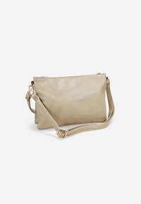 Bolso bandolera de cuero beige con un acabado texturizado, cierre superior con cremallera y correa ajustable con acentos de hardware dorado.