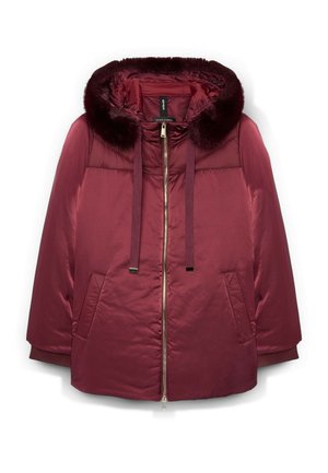 Giacca a vento bordeaux con cappuccio foderato in pelliccia, due tasche anteriori, cordini e una cerniera dorata. Texture liscia con una finitura leggermente lucida.
