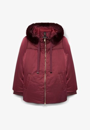 Chaqueta acolchada burdeos con capucha forrada de piel, dos bolsillos frontales, cordones y una cremallera dorada. Textura suave con un acabado ligeramente brillante.