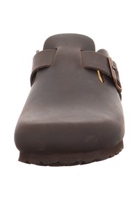 Braune Lederclogs mit einer abgerundeten Zehenpartie, einem einfachen Schnallenriemen und einer strukturierten Laufsohle für Grip. Glatte Oberflächenstruktur mit minimaler Gestaltung.