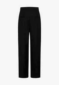 Zwarte broek met een rechte pasvorm, voorzien van een hoge taille en twee achterzakken. Het materiaal oogt glad met een subtiele textuur.