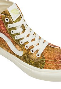 Zapatillas altas con un patrón de serpiente texturizado y multicolor. Presentan cordones blancos, una franja lateral blanca y una suela de goma de color claro.