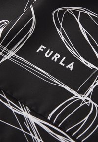 Material negru cu brand Furla, prezentând modele abstracte de linii albe. Textură moale cu plasare proeminentă a logo-ului pentru vizibilitate.