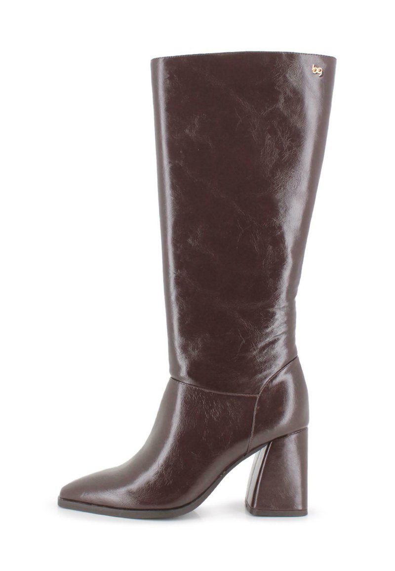 Bota de cuero marrón oscuro hasta la rodilla con tacón cuadrado y punta afilada, que presenta un pequeño logotipo dorado cerca del borde superior en el lado exterior.