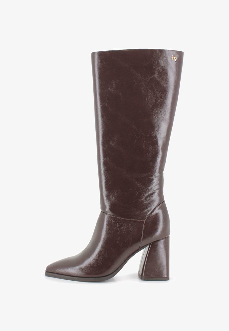 Bota de cuero marrón oscuro hasta la rodilla con tacón cuadrado y punta afilada, que presenta un pequeño logotipo dorado cerca del borde superior en el lado exterior.