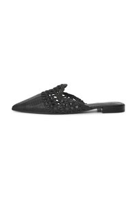 Chaussure plate noire à enfiler avec un bout pointu, présentant un design supérieur tissé et un petit talon bas. Texture lisse avec des accents découpés.