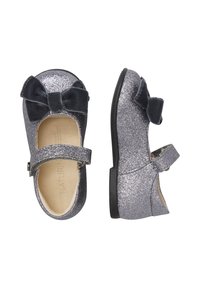 Scarpe Mary Jane argentate luccicanti con un grande fiocco di velluto scuro, cinturino regolabile, soletta imbottita e suola in gomma nera.