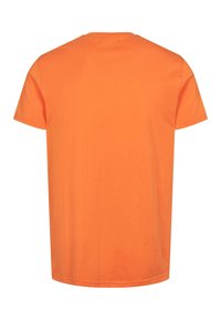 Oranžové tričko s krátkym rukávom vyrobené z bavlny, s okrúhlym výstrihom a jednoliatou farbou bez vzorov alebo zdobení.