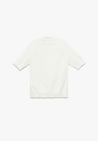Hvid strikket kortærmet sweater med ribbet krave og kant. Stoffet har en glat tekstur med et subtilt mønster.
