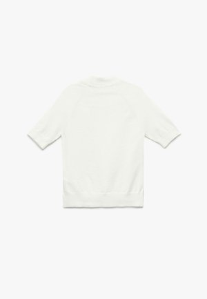 Maglione bianco a maniche corte in maglia con colletto e orlo ribattuti. Il tessuto ha una texture liscia con un motivo sottile.