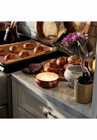 Voluspa VOLUSPA 3-WICK CANDLE DECORATIVE TIN FORAGED WILDBERRY 340G - Doftljus - purple