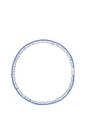 Pulsera de cuentas azules con detalles plateados; cuenta con dos hileras de cuentas pequeñas y cierre de broche; formas redondas y textura suave.