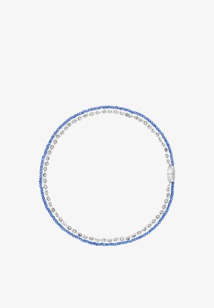 Pulsera de cuentas azules con detalles plateados; cuenta con dos hileras de cuentas pequeñas y cierre de broche; formas redondas y textura suave.