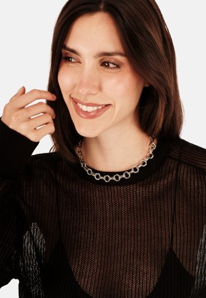 Sort mesh sweater med rund halsudskæring, der har tekstureret stof og en sølv kædedyse med sammenkædede detaljer.