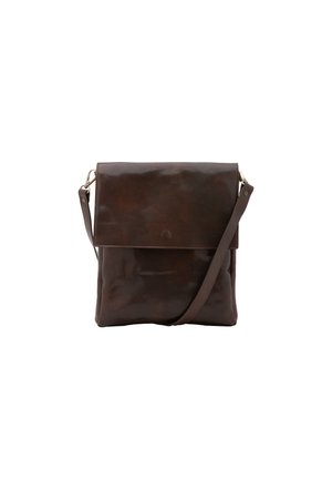 Borsa a tracolla in pelle marrone con una texture liscia, pattina ripiegabile e una tracolla regolabile. Presenta un design minimalista e nessuna ferramenta visibile.