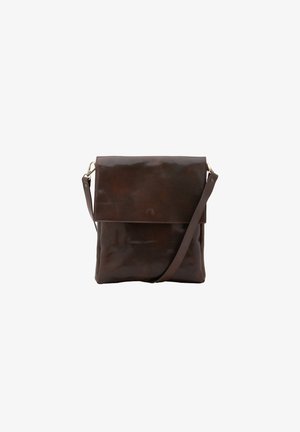 Bruine leren schoudertas met een gladde textuur, omvouwflap en een verstelbare schouderband. Heeft een minimalistisch ontwerp en geen zichtbare hardware.