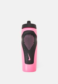 Rózsaszín vízpalack fekete, textúrált fogással, kúpos formával és fekete fedéllel. Kiemelkedő rózsaszín Nike-logóval rendelkezik.