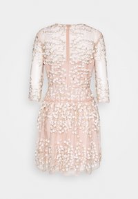 Růžové šaty s krátkým rukávem, zdobené květinovou výšivkou a texturovanými vrstvami. Obsahují zip na zadní straně a rozšířenou sukni.