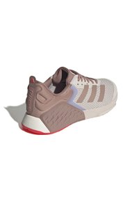 Sneakers leggeri beige con tomaia in rete, accenti rosa, logo a tre strisce e suola in gomma testurizzata con dettagli rossi.