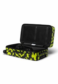 Valise rigide avec un motif camouflage noir et vert néon, dotée d'un intérieur spacieux, de doubles fermetures éclair et d'une roue pour la mobilité.