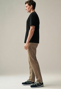 Next 5 POCKET STRAIGHT TROUSERS REGULAR FIT - Nohavice - stone