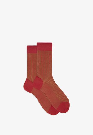 Calzini a righe rosse e verde oliva con polsino a costine, texture liscia e punte e talloni rinforzati per una maggiore durata.