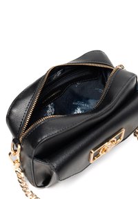 Borsa a tracolla in pelle nera con finitura testurizzata, hardware dorato, chiusura con zip e un interno con rivestimento a fantasia blu.