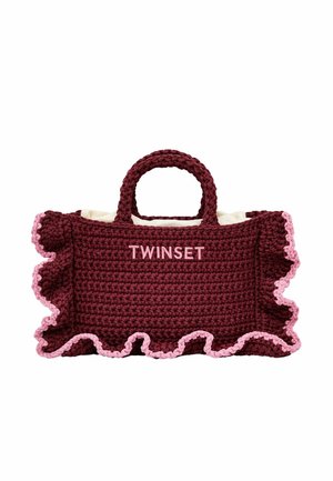 Borsa a mano color bordeaux all'uncinetto con bordi arricciati rosa, due manici e la scritta "TWINSET" ricamata sul davanti con filo rosa.
