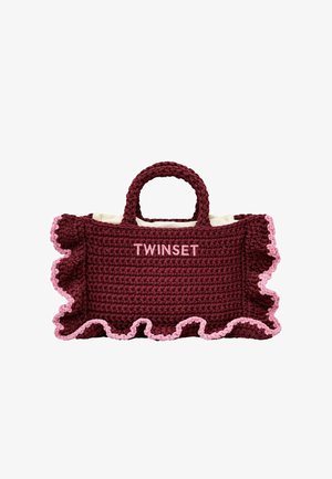 Borsa a mano color bordeaux all'uncinetto con bordi arricciati rosa, due manici e la scritta "TWINSET" ricamata sul davanti con filo rosa.