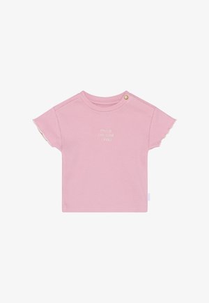 Różowy, prążkowany t-shirt dziecięcy z krótkimi, falbankowymi rękawkami, okrągłym dekoltem i ozdobnym haftowanym napisem z przodu.