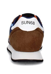 Sneaker con un tallone in suede marrone, parte superiore in mesh blu, branding bianco e dettagli multicolori sulla linguetta e sul tallone. Suola bianca.