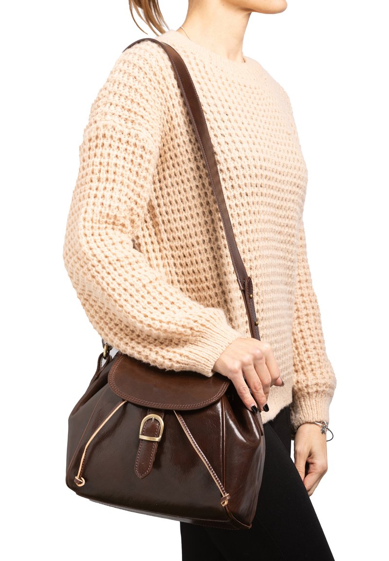 Borsa a spalla in pelle marrone con forma arrotondata, chiusura a pattina e accessori in tonalità oro. Presenta dettagli cuciti e una finitura testurizzata.