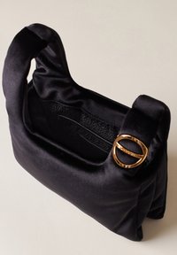Borsa in satin nero con una struttura morbida, dotata di due manici e una fibbia circolare dorata. L'interno è rifinito con una fodera texturizzata e compartimenti.