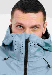 Lichtblauwe hoodie met perforatiedesign, stevige rits, verstelbare trekkoorden en een zachte, textuurlijke afwerking.