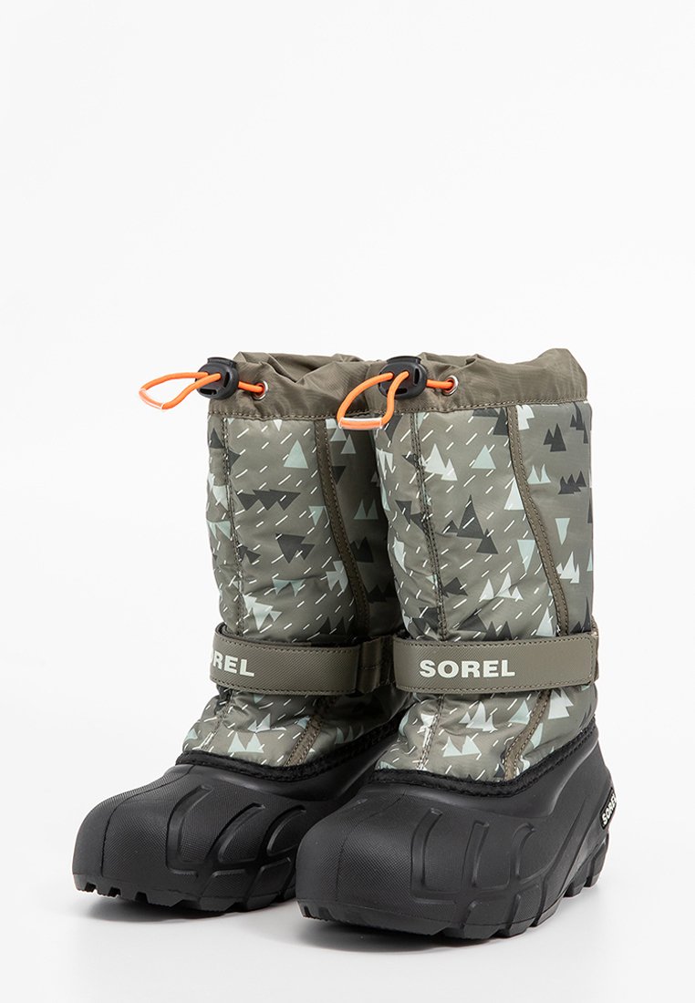 Izolowane szaro-zielone buty śniegowe z trójkątnym wzorem, wodoodporna tkanina, gumowa podeszwa i regulowany sznurek u góry dla pewnego dopasowania.