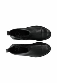 Čierne kožené členkové topánky so zipsom, okrúhlou špičkou a ozdobným poutkom. Hladký povrch s kontrastnými švovými detailmi.