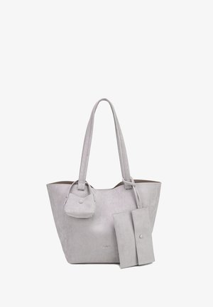 Lichtgrijze suède totebag met twee lange hengsels, een kleine aangehechte portemonnee en een bijpassende portemonnee met drukknop die aan een hengsel hangt.