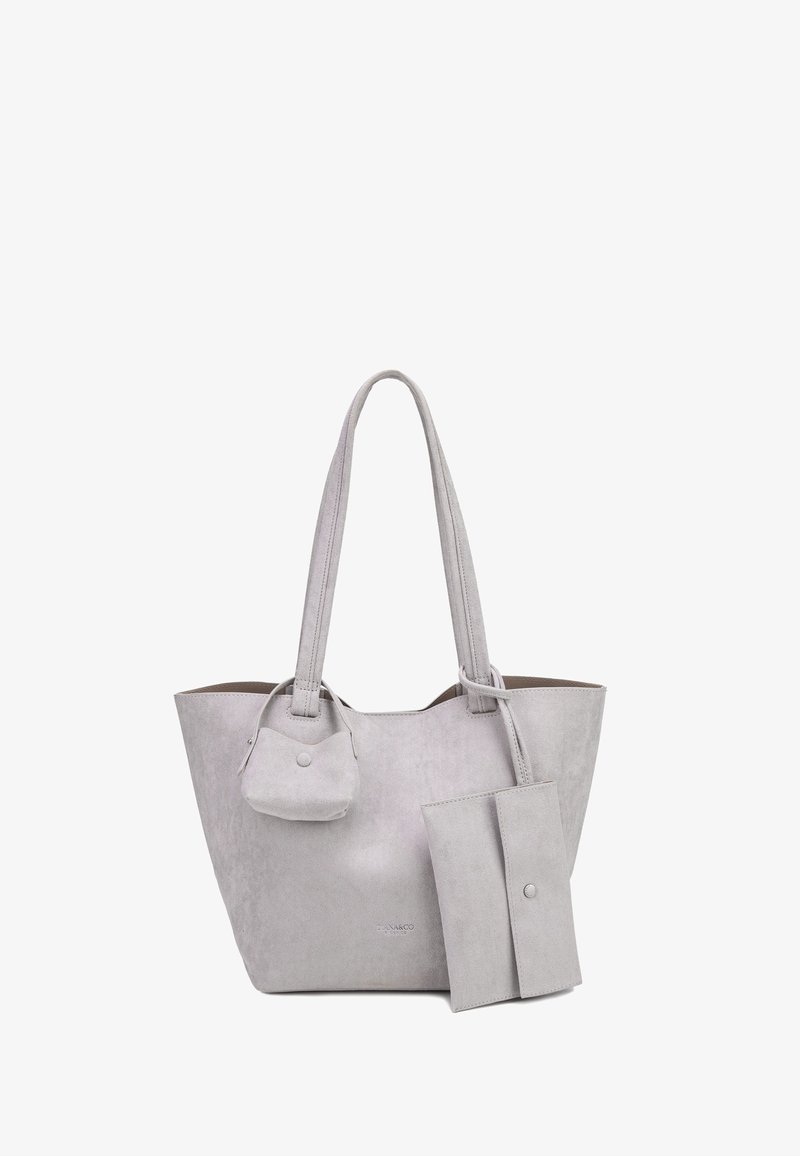 Sac fourre-tout en daim gris clair avec deux longues anses, une petite pochette attachée, et un porte-monnaie assorti à bouton-pression suspendu à une anse.