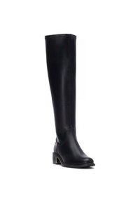 Botas de cuero negras hasta la rodilla con una textura suave, un tacón bajo y un detalle de corte lateral con un acento dorado en el tacón.