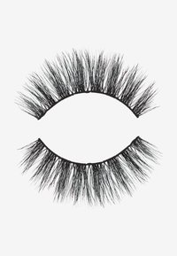 Svarta falska ögonfransar med en fjäderliknande utseende, böjd form och varierande längd på fransarna, fästa med ett tunt, flexibelt band.