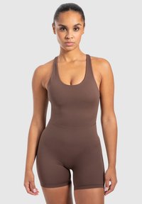 Brun atletisk bodysuit med rundad u-ringning, breda remmar och figurnära passform. Tillverkad av mjukt, stretchigt material med korta ben.