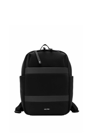 Sac à dos rectangulaire noir avec deux bandes horizontales gris foncé, fermeture éclair supérieure, poches latérales et bretelles réglables.