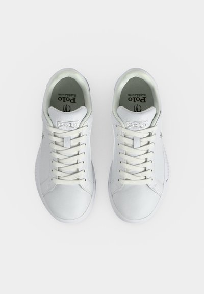 Ζευγάρι λευκά δερμάτινα sneakers Polo Ralph Lauren με κορδόνια, σε άποψη από πάνω με λευκό φόντο.