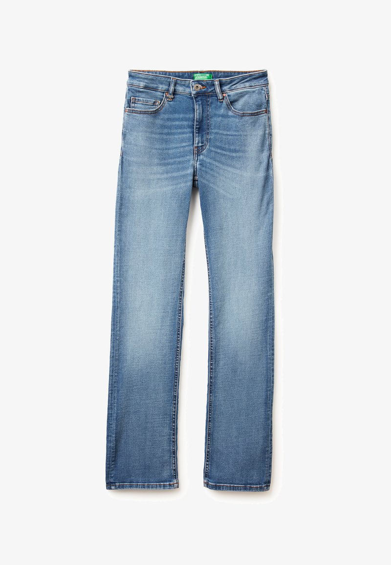 Jeans de mezclilla azules con un diseño de pierna recta, textura deslavada, sutiles acentos de costura y estilo estándar de cinco bolsillos.