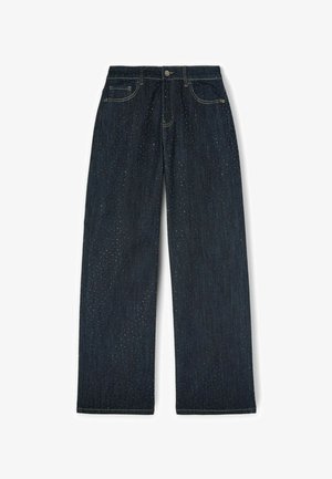 Dunkelblaue Jeans mit weitem Bein, die kleine dekorative Löcher im Stoff aufweisen und im klassischen Fünf-Taschen-Stil gestaltet sind.